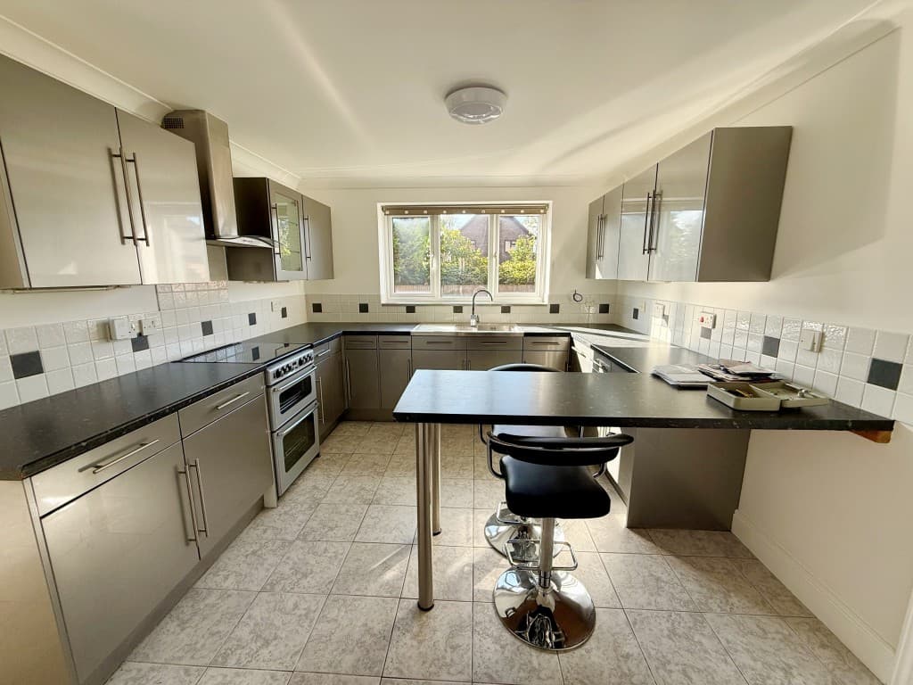 27 Old Mead, Folkestone CT19 5UR: Detached Four-bedroom House 4