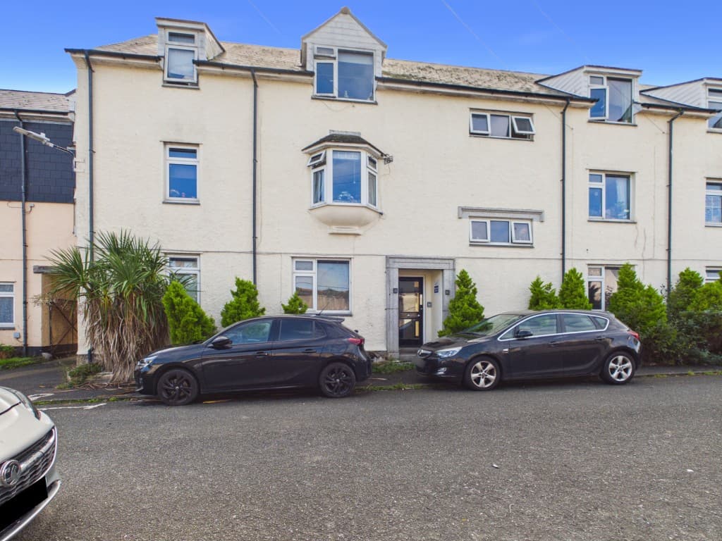 4 Navy Inn Court, Newlyn, Penzance TR18 5PA: Leasehold Two-bedroom Ground Floor Flat For Updating In Popular 1