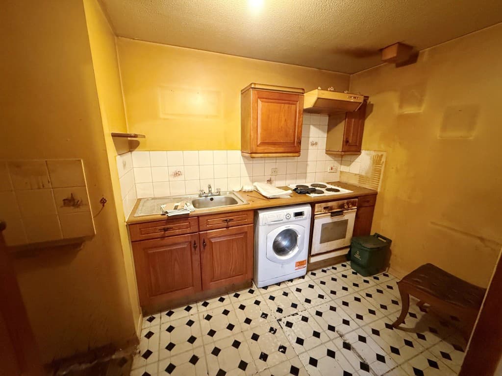 112 Enville Way, Highwoods, Colchester CO4 9UQ: Vacant One-bedroom First Floor Flat For Improvement 5