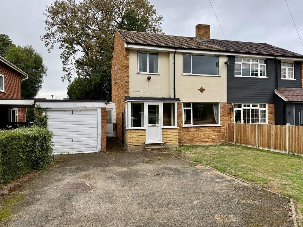 31 Deanwood Drive, Parkwood, Gillingham ME8 9NH: Semi-detached House For Refurbishment 1