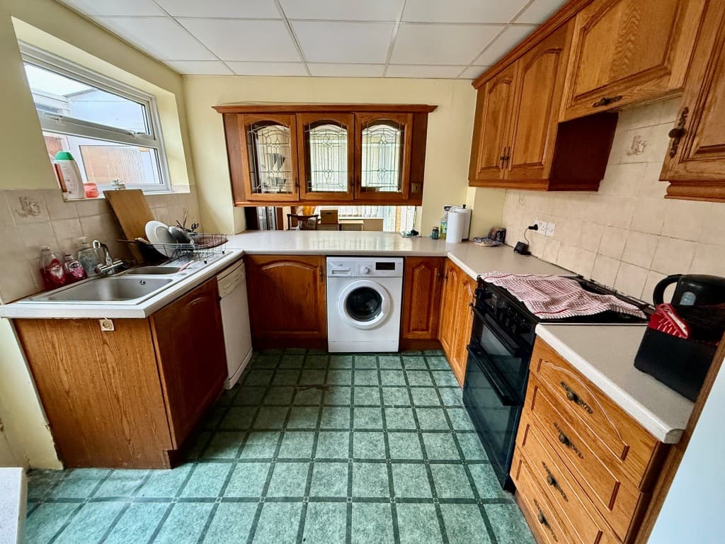 31 Deanwood Drive, Parkwood, Gillingham ME8 9NH: Semi-detached House For Refurbishment 2