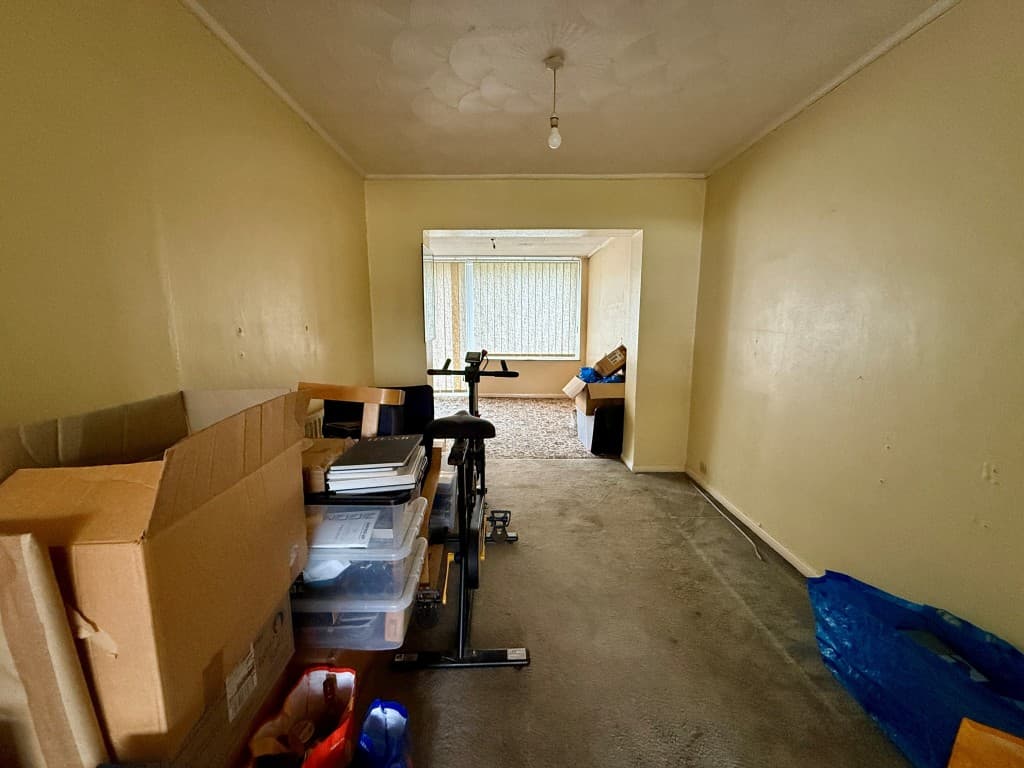 31 Deanwood Drive, Parkwood, Gillingham ME8 9NH: Semi-detached House For Refurbishment 4