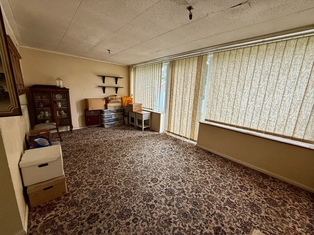 31 Deanwood Drive, Parkwood, Gillingham ME8 9NH: Semi-detached House For Refurbishment 5
