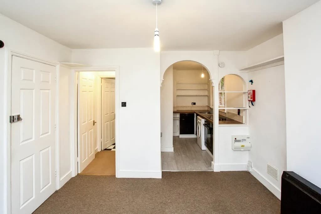 Flat 2, Westfield House, 18 Oak Road, Southampton SO19 9BR: Ground Floor Flat For Investment With Parking Space 4