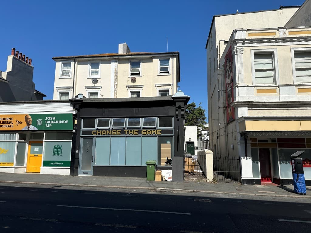 Flat 3, 104 Seaside Road, Eastbourne BN21 3PF: Two-bedroom First Floor Flat In High Street Location 1