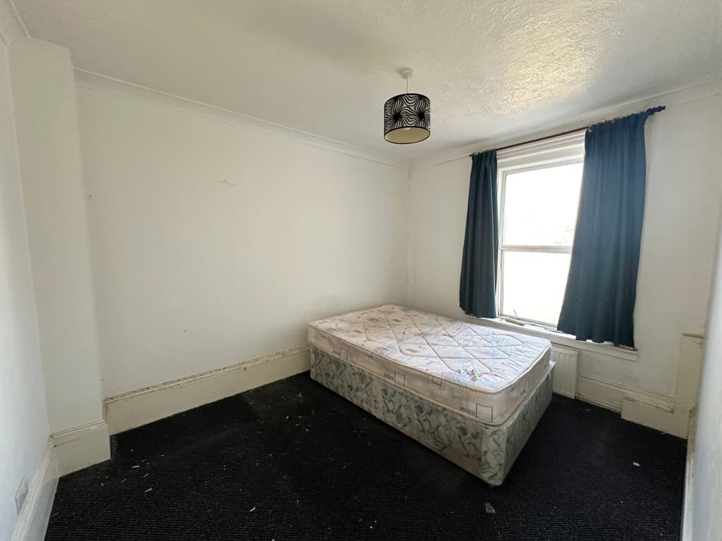 Flat 3, 104 Seaside Road, Eastbourne BN21 3PF: Two-bedroom First Floor Flat In High Street Location 5
