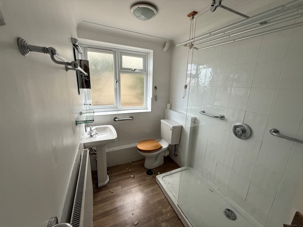 Flat 1, Stanhope Lodge, Stanhope Drive, Cowes PO31 8BH: Flat For Improvement 4