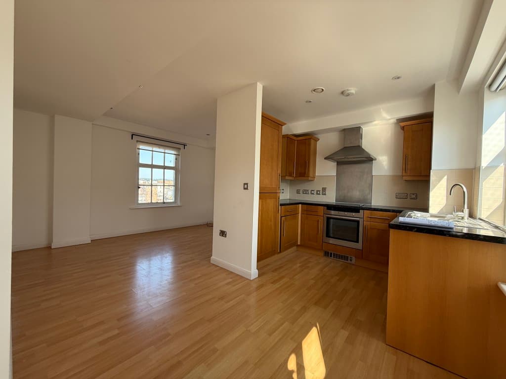 Apartment 2, Bedford House, 14 Bedford Street, Exeter EX1 1LR: One-bedroom Apartment In City Centre 2