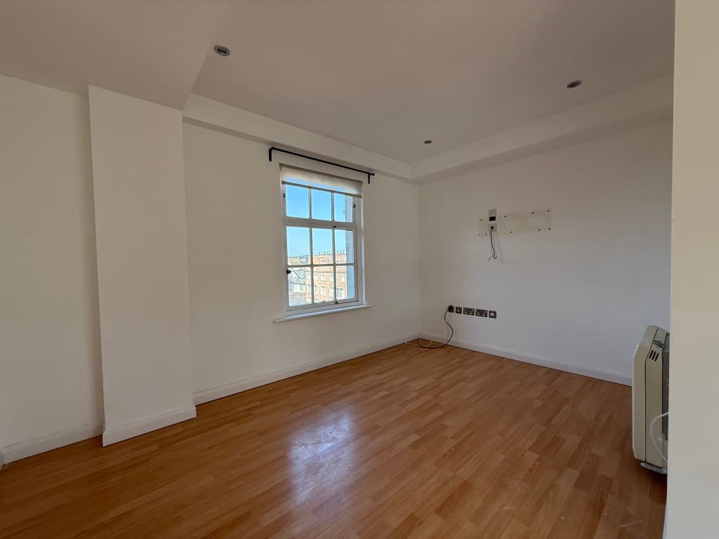 Apartment 2, Bedford House, 14 Bedford Street, Exeter EX1 1LR: One-bedroom Apartment In City Centre 4