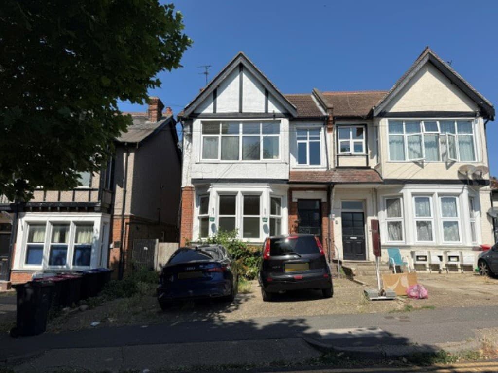 41C Manor Road, Westcliff-on-Sea SS0 7SR: Vacant First Floor Flat For Improvement 1