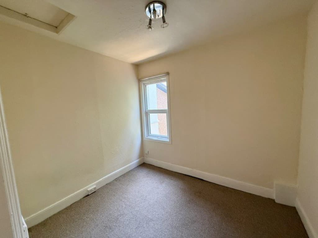 41C Manor Road, Westcliff-on-Sea SS0 7SR: Vacant First Floor Flat For Improvement 5
