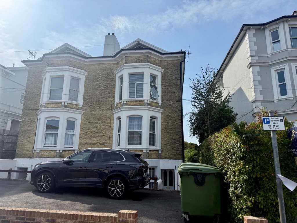 25A Beulah Road, Tunbridge Wells TN1 2NS: Lower Ground Floor Flat For Refurbishment 1