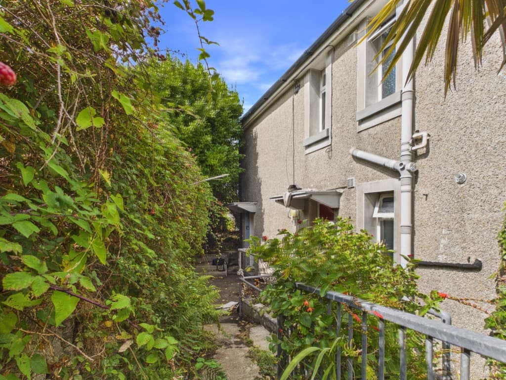 35A Chywoone Avenue, Newlyn, Penzance TR18 5NL: Leasehold First Floor Two-bedroom Flat With Garden 1