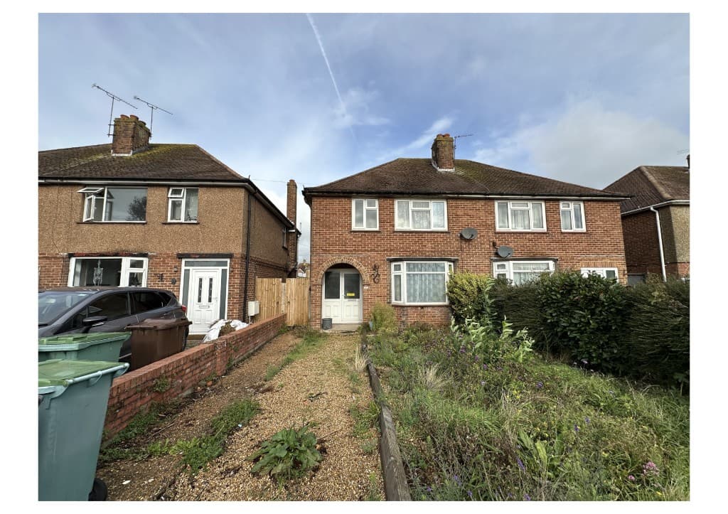 139 St. Philips Avenue, Eastbourne BN22 8NB: Semi-detached House With Garden To Front And Rear 1