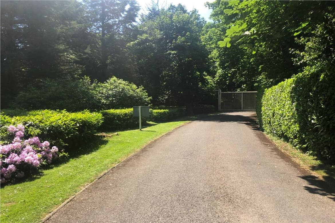 Period Office Building For Sale or To Let in Horley, Surrey 2