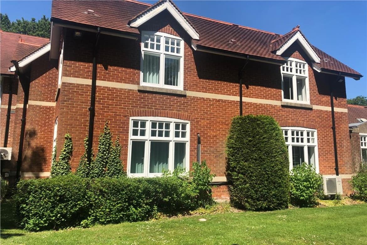 Period Office Building For Sale or To Let in Horley, Surrey 3