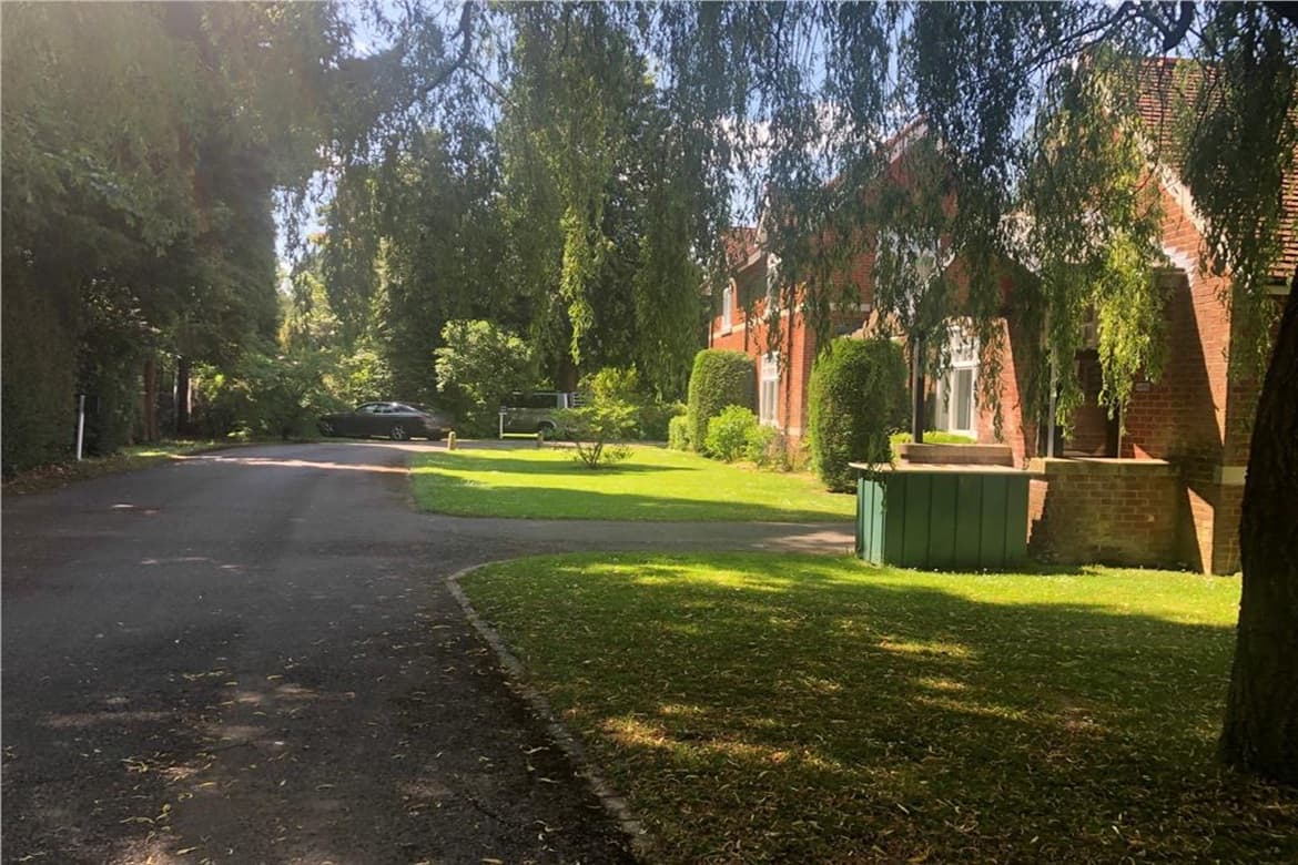 Period Office Building For Sale or To Let in Horley, Surrey 4