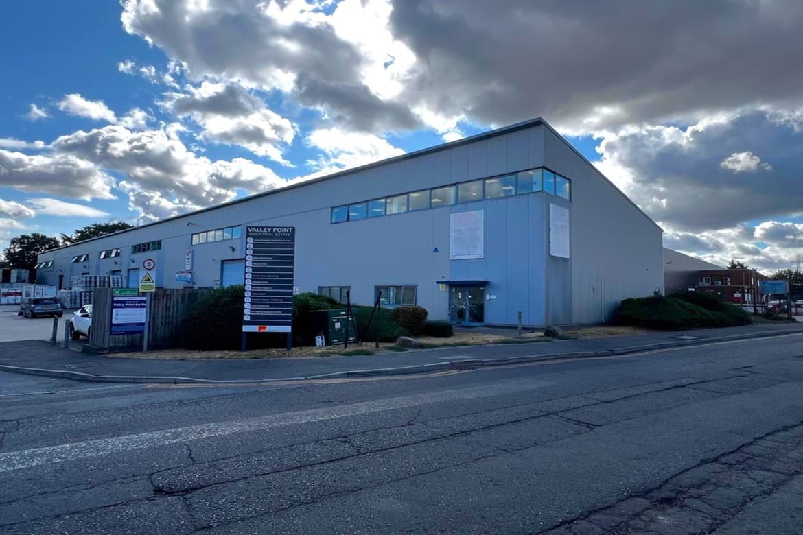 Modern Warehouse Unit with Office For Sale in Croydon, Surrey