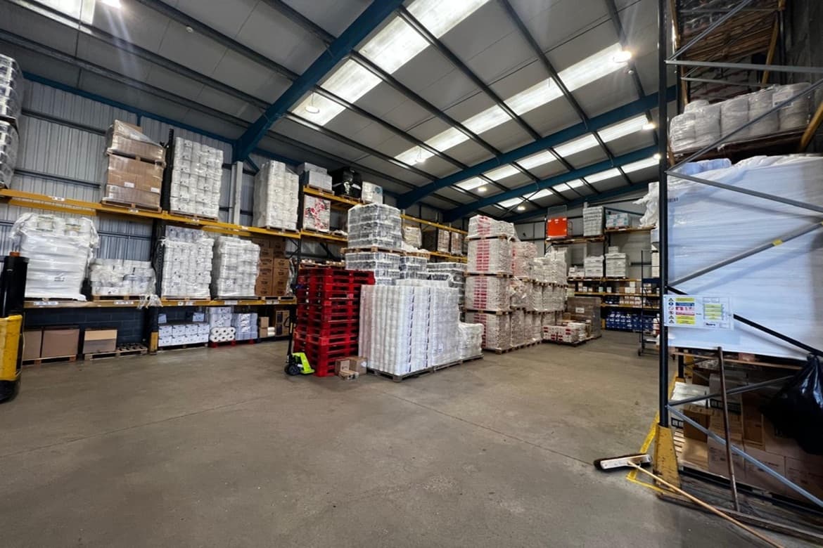 Modern Warehouse Unit with Office For Sale in Croydon, Surrey 2