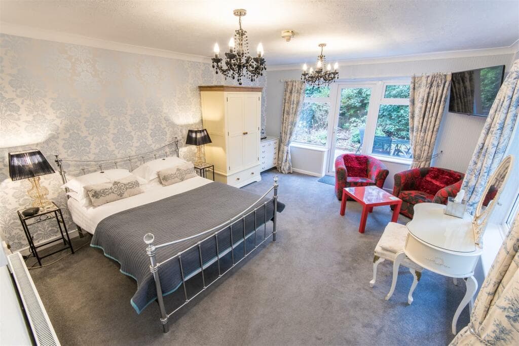 Thirteen bedroom hotel for sale in Poole 3