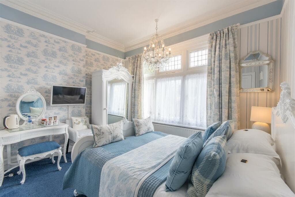 Thirteen bedroom hotel for sale in Poole 4