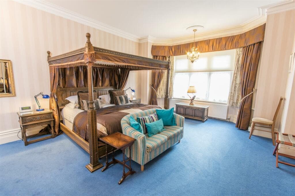 Thirteen bedroom hotel for sale in Poole 5